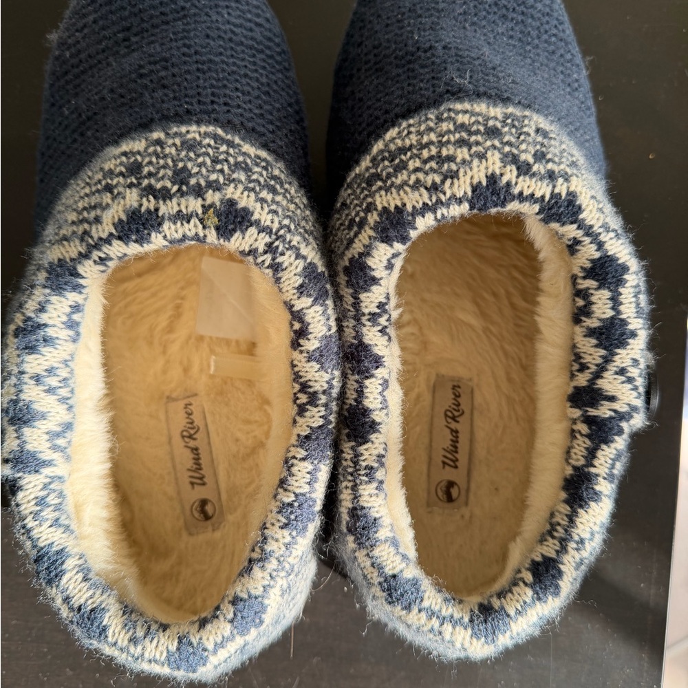 WindRiver Women’s Blue and Cream  Knit Slippers Size 8